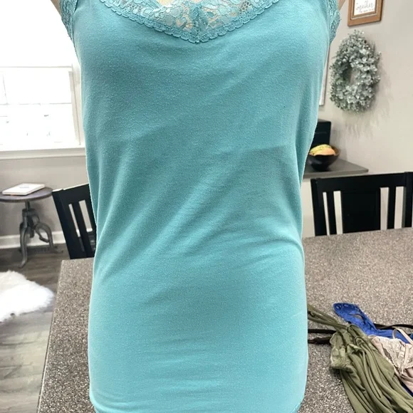 6 camis -assorted medium and large - Picture 6 of 6